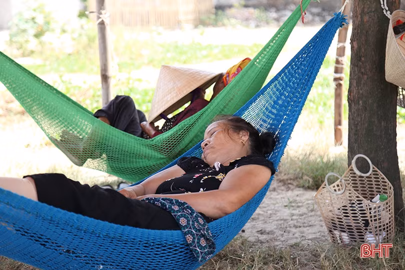 Người dân Hà Tĩnh “trốn nóng” bên bờ biển