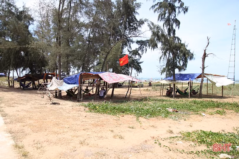 Người dân Hà Tĩnh “trốn nóng” bên bờ biển