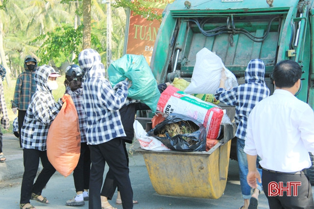 Hơn 1.000 thanh niên Nghi Xuân ra quân vệ sinh môi trường biển