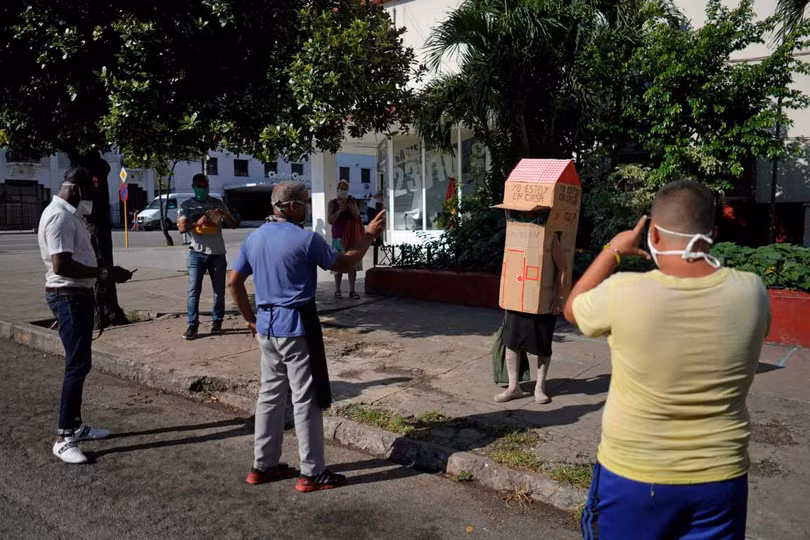 Biến mình thành “ngôi nhà di động” để chống Covid-19 ảnh 3 Biến mình thành “ngôi nhà di động” để chống Covid-19