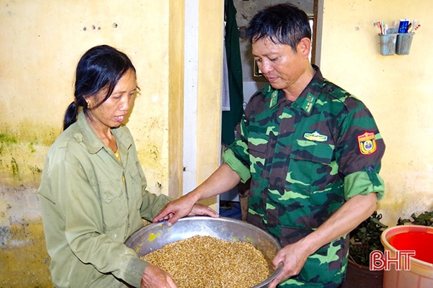 Chiến sỹ Biên phòng Hà Tĩnh giúp bà con dân tộc Chứt gieo cấy lúa hè thu