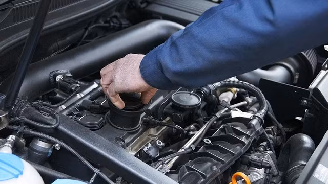 Rò rỉ xăng dầu không chỉ gây mùi mà còn tiềm ẩn nguy cơ cháy nổ. Ảnh: Theo ABC13. Đoán bệnh xe qua những mùi đặc trưng