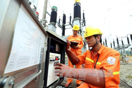 Vì sao cứ nắng nóng là hóa đơn tiền điện tăng vọt?