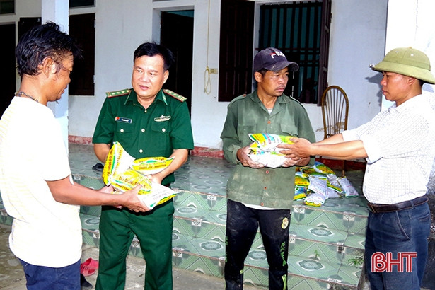 Chiến sỹ Biên phòng Hà Tĩnh giúp bà con dân tộc Chứt gieo cấy lúa hè thu