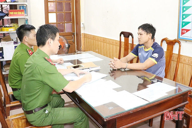 Bỏ ôtô cùng 180kg pháo chạy trốn công an ở Hà Tĩnh