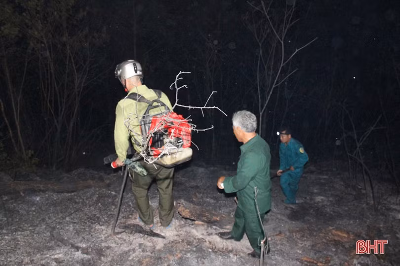 Trắng đêm canh lửa giữ rừng ở Can Lộc
