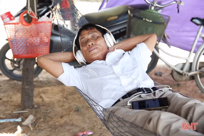 Người dân Hà Tĩnh “trốn nóng” bên bờ biển