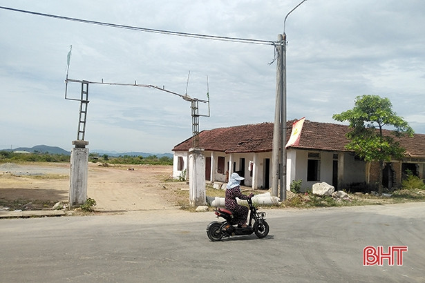 Doanh nghiệp ở thị xã Hồng Lĩnh giải thể, đất bỏ hoang trở thành bãi rác