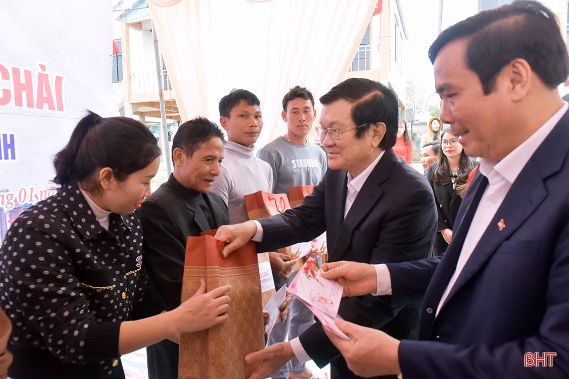 Nguyên Chủ tịch nước Trương Tấn Sang dự lễ khánh thành nhà ở cho người dân vạn chài Đức Thọ