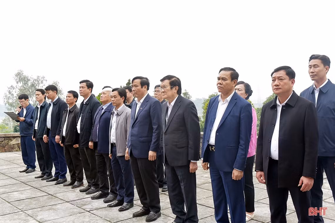 Nguyên Chủ tịch nước Trương Tấn Sang dự lễ khánh thành nhà ở cho người dân vạn chài Đức Thọ