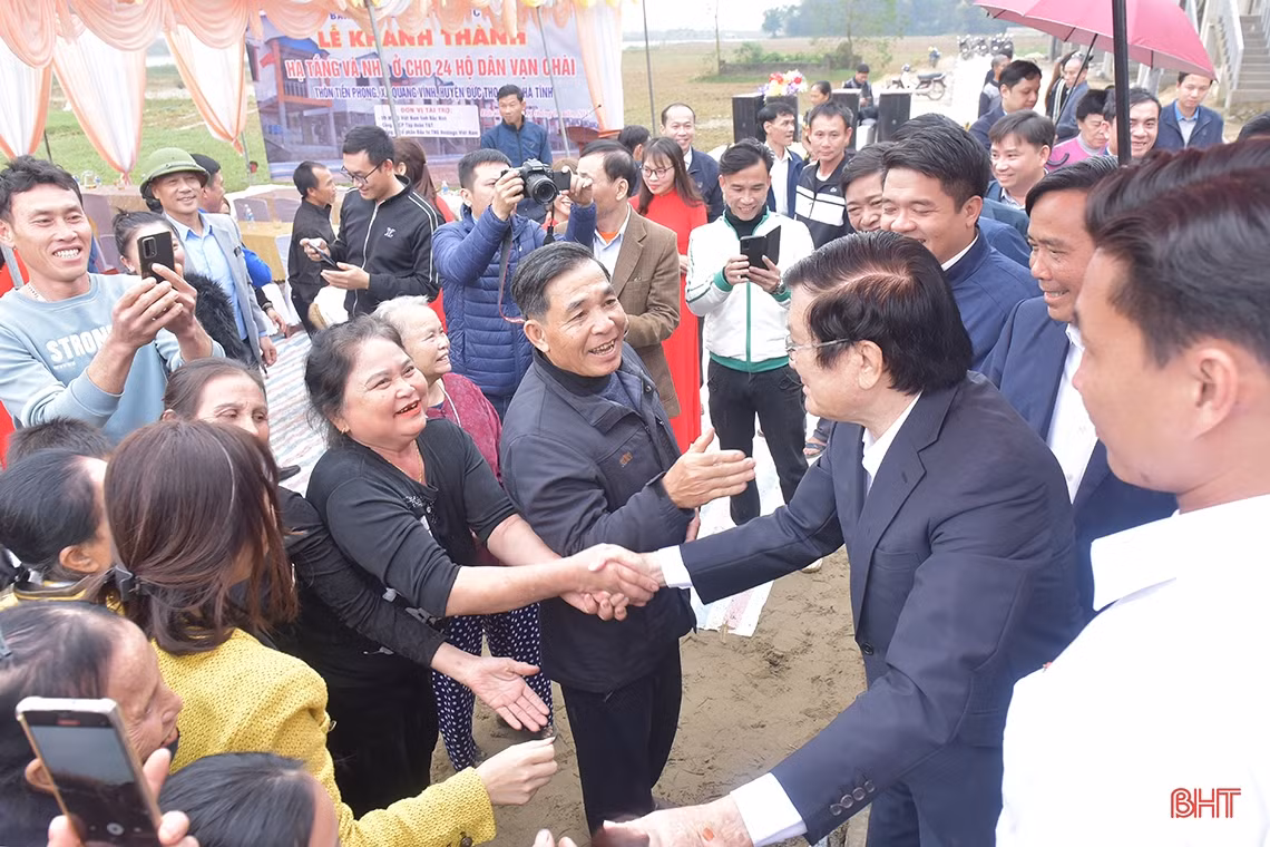 Nguyên Chủ tịch nước Trương Tấn Sang dự lễ khánh thành nhà ở cho người dân vạn chài Đức Thọ