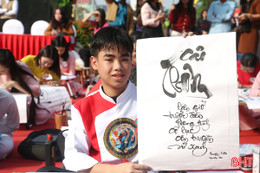 Độc đáo hội thi viết thư pháp trên quê hương Đại thi hào Nguyễn Du
