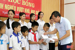 Nghi Xuân trao 57 suất quà cho học sinh, sinh viên nghèo vượt khó