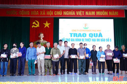 Trao 100 suất quà cho các gia đình khó khăn bị ảnh hưởng do bão