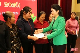 Gần 700 suất quà Tết đến với người nghèo