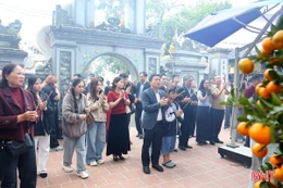 Người dân tấp nập về đền Chợ Củi cầu may đầu năm mới