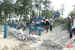 Huy động hơn 400 người dân đắp đá làm kè ứng phó với bão số 5