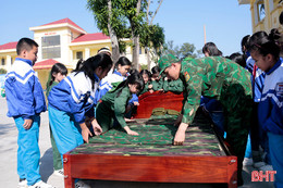 Học sinh Nghi Xuân hào hứng trải nghiệm "Chúng em làm chiến sĩ nhí"