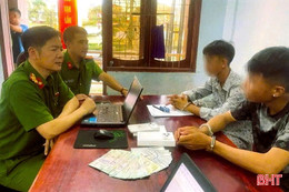 Khởi tố 2 thanh niên trộm 5.700 USD và 12 triệu đồng của du khách