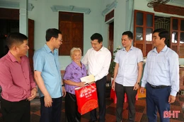 Lãnh đạo tỉnh thăm hỏi, tặng quà gia đình chính sách, người có công