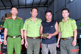 Nhiều người dân bàn giao động vật quý hiếm 