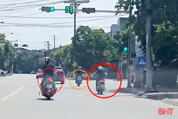 Xi nhan "một đàng", xe máy di chuyển... "một nẻo"!