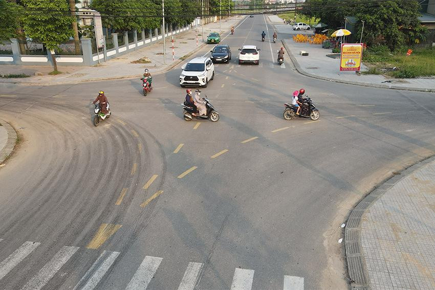 Việc nâng cao ý thức tham gia giao thông cho người dân là điều rất cần thiết trong việc kiềm chế, kéo giảm tai nạn giao thông trên địa bàn Hà Tĩnh. giao-thong.jpg