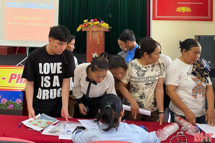 Người dân xã Sơn Lâm đăng ký học lái xe an-toan-giao-thong-3.jpg