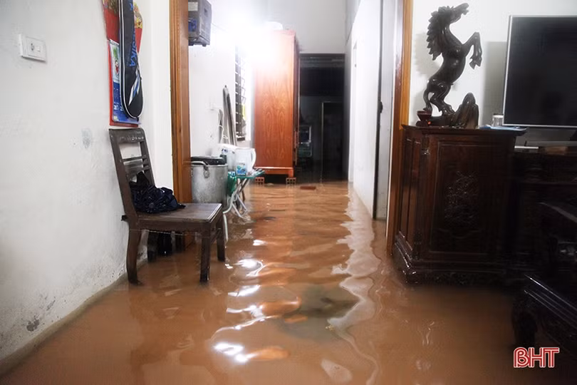 Nước lên nhanh, người dân Kỳ Anh tất bật dọn đồ đạc