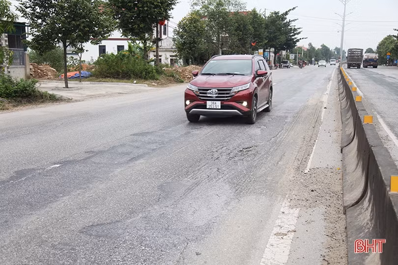 Hà Tĩnh: Quốc lộ 1 lại bong tróc, hằn lún, tiềm ẩn tai nạn giao thông