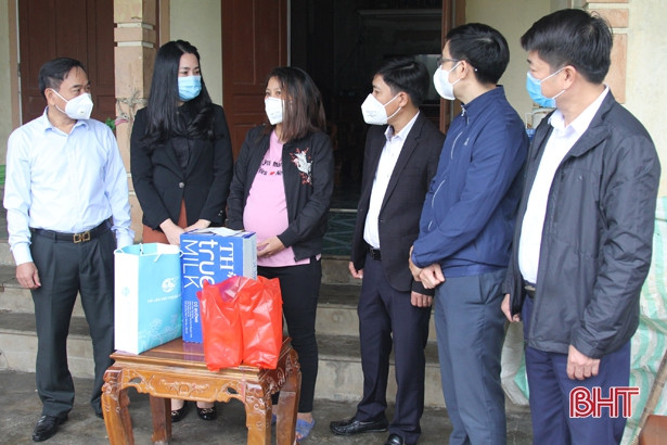 Tặng quà, động viên phụ nữ Hà Tĩnh mang thai trở về từ địa phương có dịch