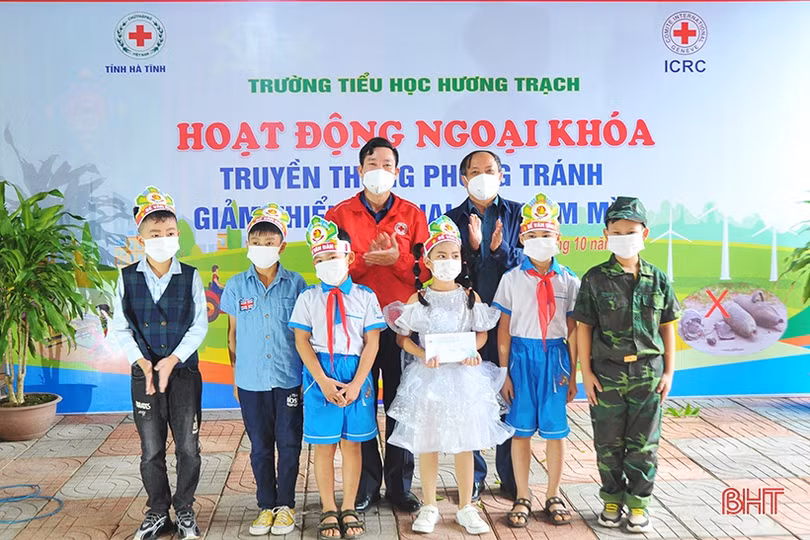 Học sinh Hương Khê thi tài phòng tránh tai nạn bom mìn