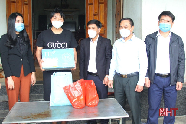 Tặng quà, động viên phụ nữ Hà Tĩnh mang thai trở về từ địa phương có dịch