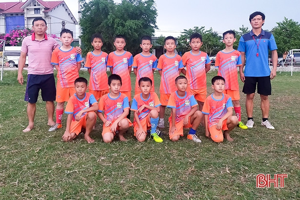 Lớp năng khiếu CLB Bóng đá học đường PTF Thành Sen bước vào tập luyện