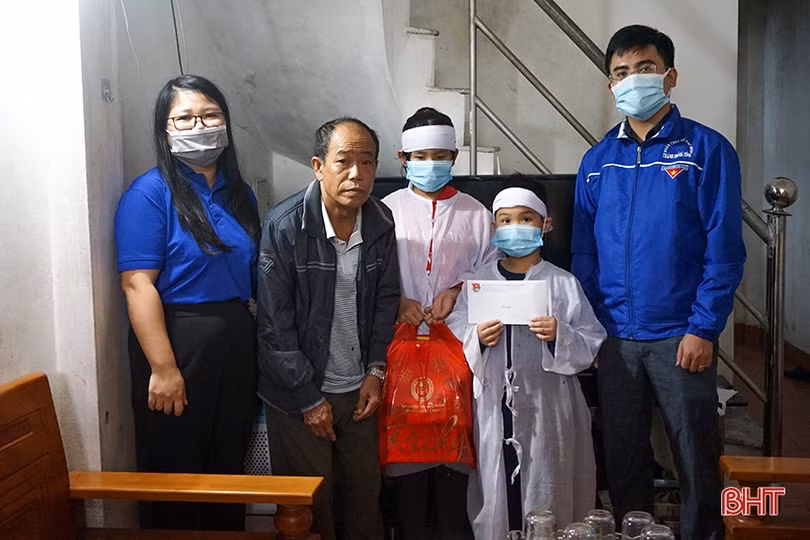 TP Hà Tĩnh động viên, hỗ trợ 2 cháu bé mồ côi bố mẹ
