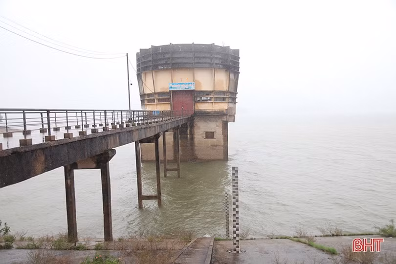 Hồ Kẻ Gỗ xả tràn 150 m<sup>3</sup>/s trước dự báo Hà Tĩnh có mưa lớn