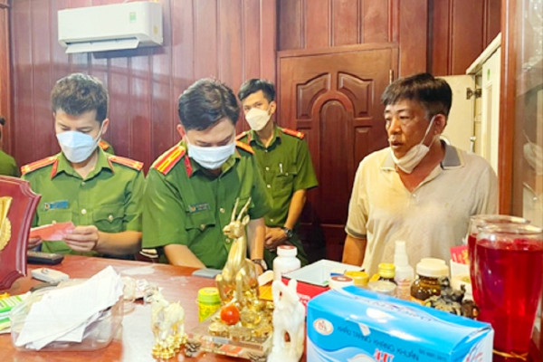 Bắt cựu cán bộ công an giúp “trùm buôn lậu” Mười Tường rửa tiền