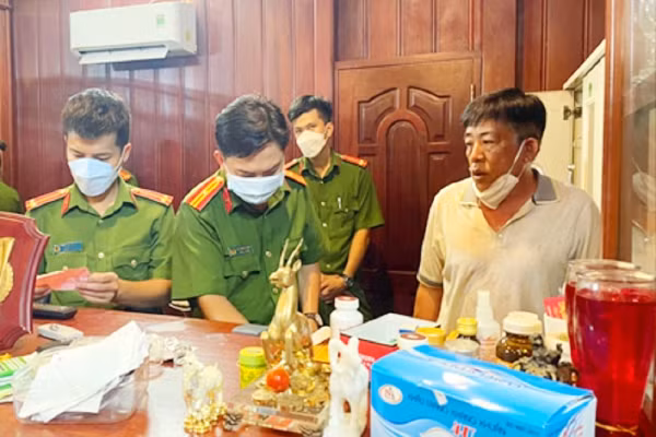 Bắt cựu cán bộ công an giúp “trùm buôn lậu” Mười Tường rửa tiền