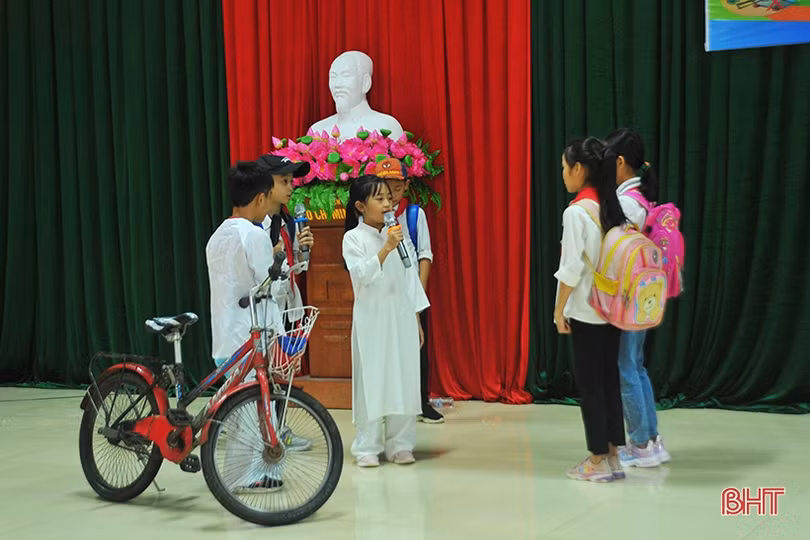 Học sinh Hương Khê thi tài phòng tránh tai nạn bom mìn