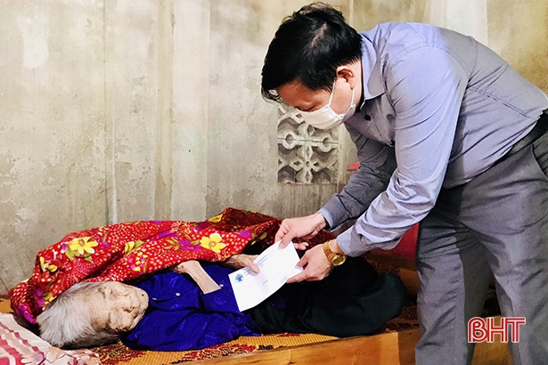 Tặng quà người cao tuổi khó khăn ở Hương Sơn