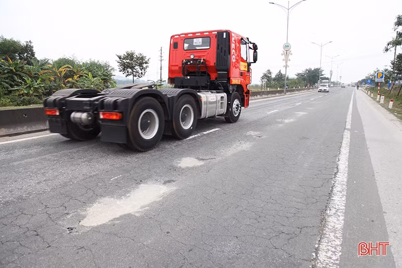 Hà Tĩnh: Quốc lộ 1 lại bong tróc, hằn lún, tiềm ẩn tai nạn giao thông