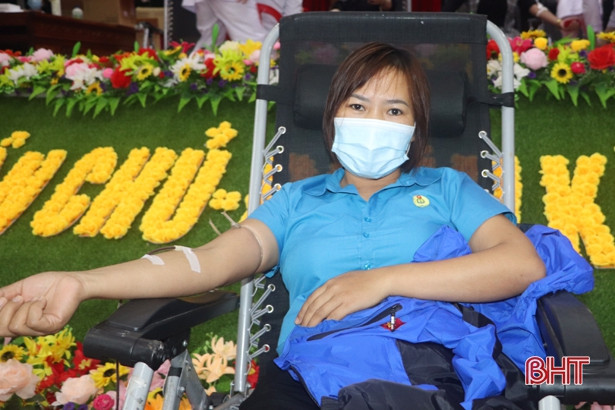 Cán bộ, đoàn viên ở Vũ Quang tham gia hiến máu tình nguyện