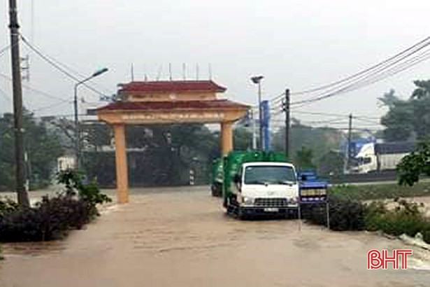 Mưa lớn, ngập quốc lộ 1 đoạn qua xã Kỳ Phong, huyện Kỳ Anh