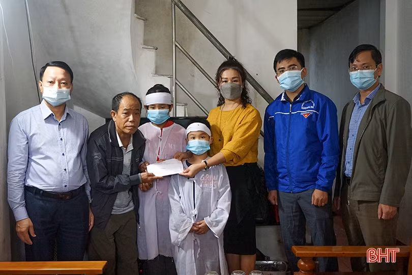 TP Hà Tĩnh động viên, hỗ trợ 2 cháu bé mồ côi bố mẹ