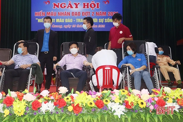 Cán bộ, đoàn viên ở Vũ Quang tham gia hiến máu tình nguyện