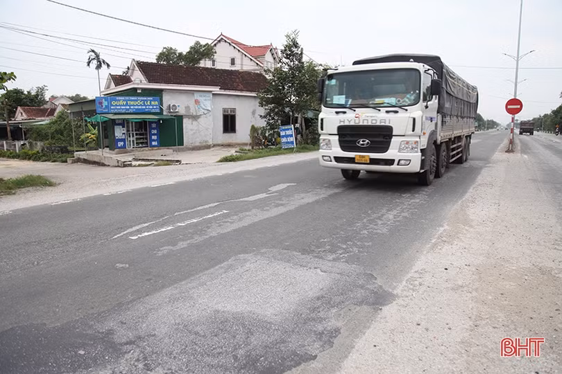 Hà Tĩnh: Quốc lộ 1 lại bong tróc, hằn lún, tiềm ẩn tai nạn giao thông