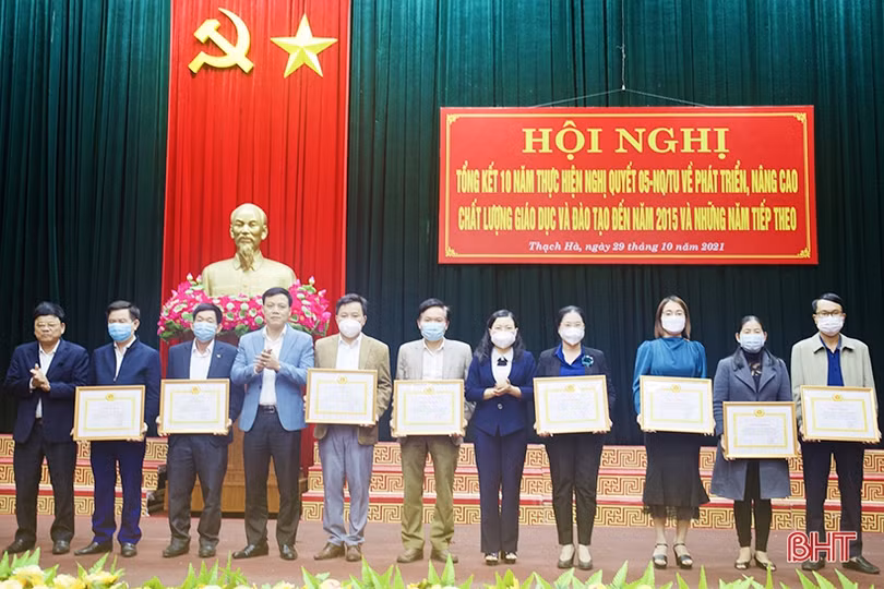 Thạch Hà khen thưởng 21 tập thể, cá nhân xuất sắc trong công tác giáo dục