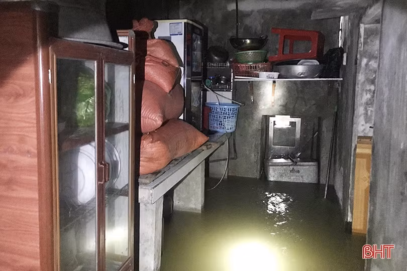 Nước lên nhanh, người dân Kỳ Anh tất bật dọn đồ đạc