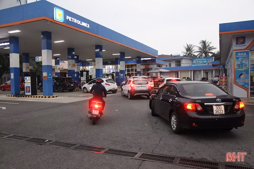 Người dân TP Hà Tĩnh tranh thủ đi đổ xăng trước thông tin xăng tăng giá