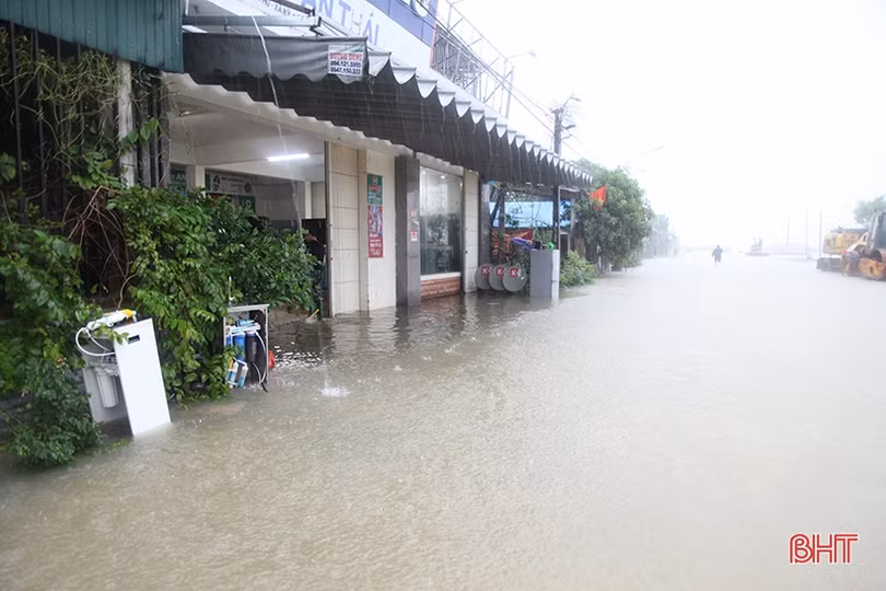 Nước lên nhanh, người dân Kỳ Anh tất bật dọn đồ đạc